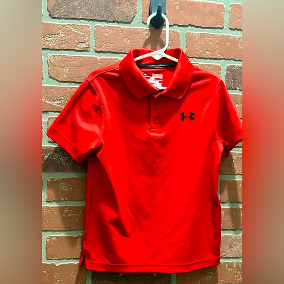 Under Armour heat gear polo size YXS loose fit,red with black emblem - Picture 1 of 4